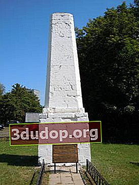 Obelisk pintu masuk, yang berdiri berhampiran pintu besi tuang