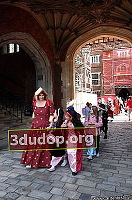 Era Tudor di Hampton Court. Foto oleh Elena Lapenko